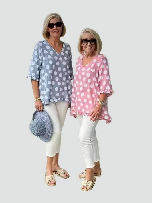 Dame bluse med prikker og v hals i løs pasform