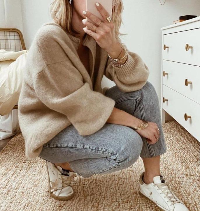 Dame Oversized Cardigan i Beige med Knapper og Sænkede Skuldre