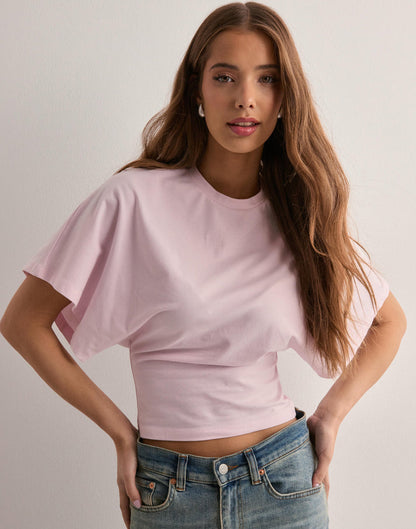 Dame crop t shirt med korte ærmer og rund hals i løs pasform