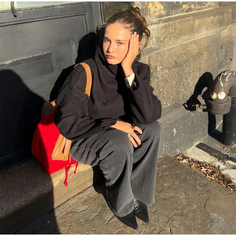 Stilfuld Damefrakke med Høj Krave og Dobbeltknap Design