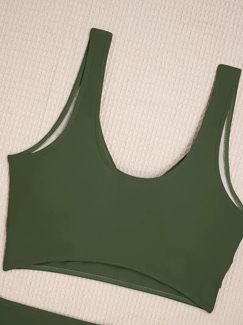 Dame bikini sæt med sporty top og højtaljede shorts til strand