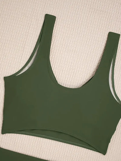 Dame bikini sæt med sporty top og højtaljede shorts til strand