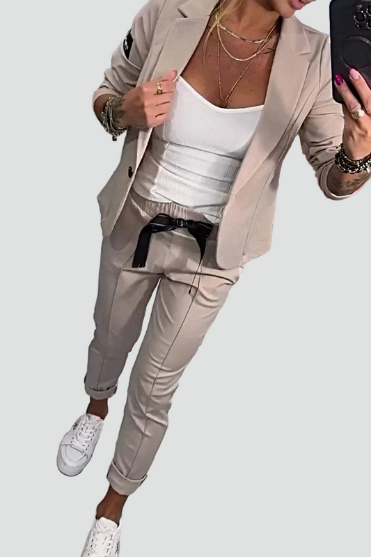 Todelt jakkesæt til dame med blazer og bukser