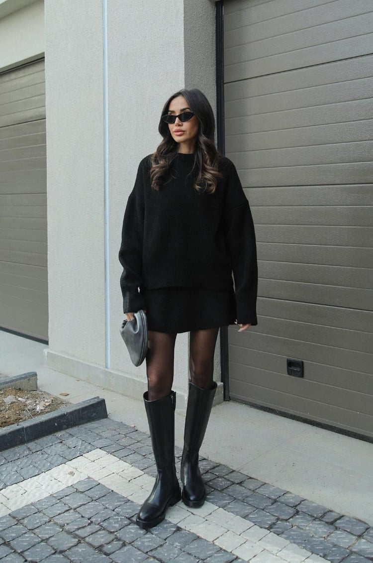 Blød og Elegant Damesæt med Striktrøje og Nederdel