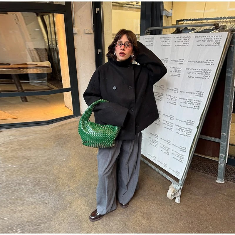 Stilfuld Damefrakke med Høj Krave og Dobbeltknap Design